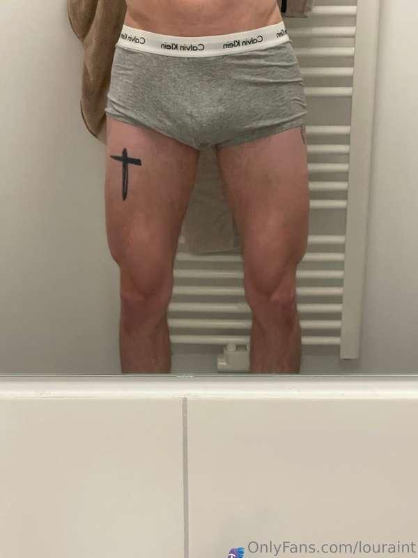 Flex at night in the mirror after a leg day