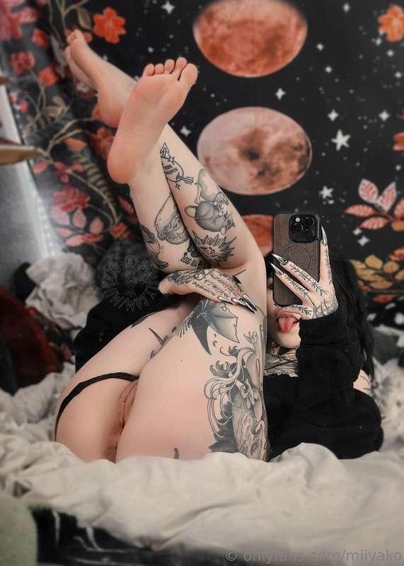 Seducing you with my cute holes 🖤🌀