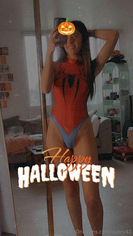 Happy halloween 👻🎃 do you like my spidy suit? 😏🕷️ 