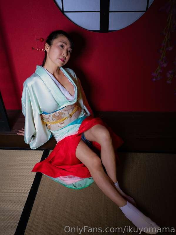 和服って色っぽくないですか？
熟女の魅力よ
Isn't kimono sexy?
It's the charm of a..