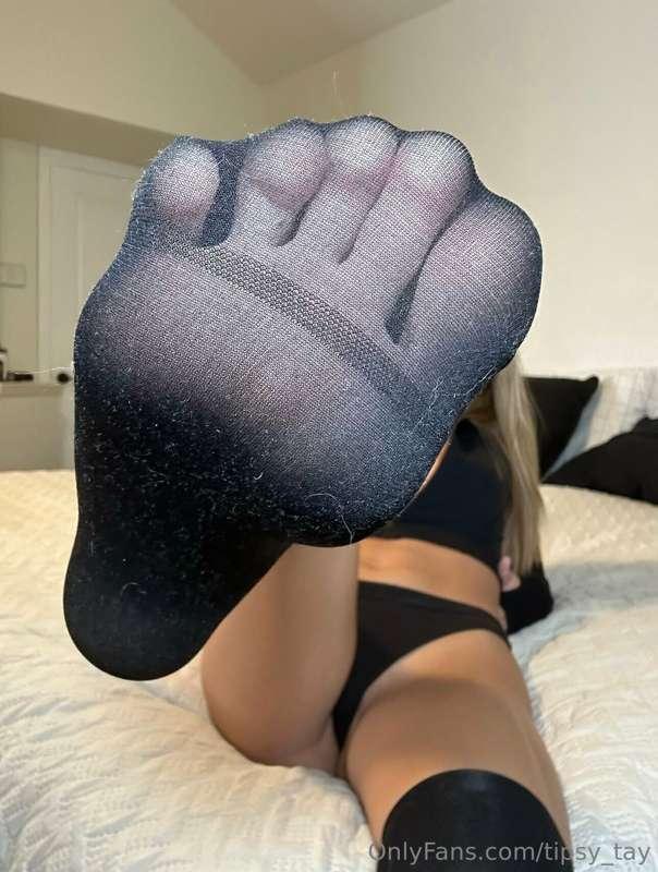 Does the thought of  kissing my feet give you the urge to ob..