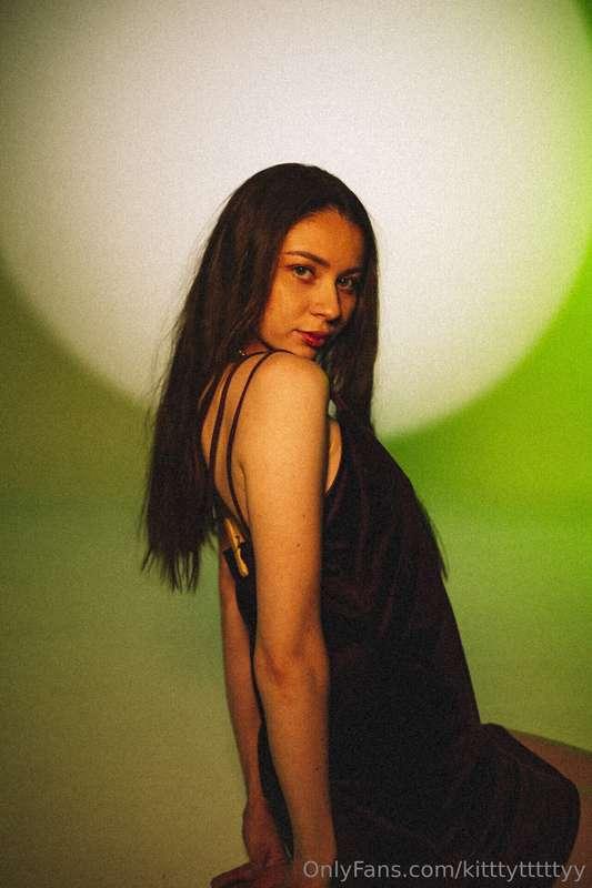 what do you see in those pretty eyes?😈