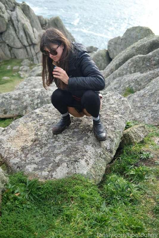Peeing outdoors on a cliff top with the sea air on my lips and holes... perfection!

#fyp #pee #peeing #pov #piss #pissing #outdoors #pipi #goldenshower #watersports