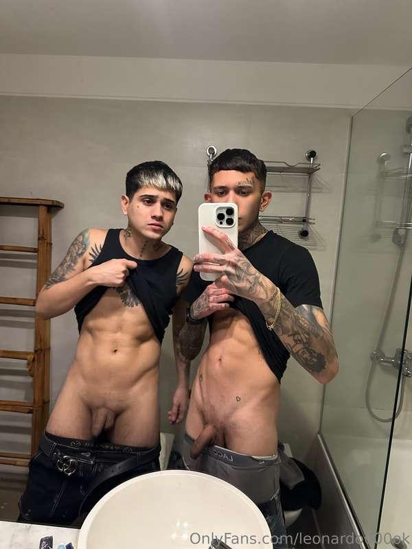 Nos tocamos con mi amigo en el baño 😈