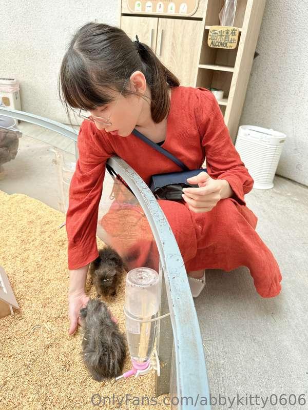 穿着这套橘色洋装
有种气质邻家女孩感
配上肤色的丝袜加上高跟
再开始抚摸自己的小可爱好瑟瑟呀！
加上这个反差的深色口红真..