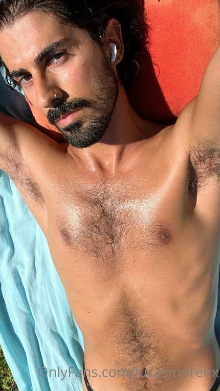 Sunbathing in the backyard 🌞🪴