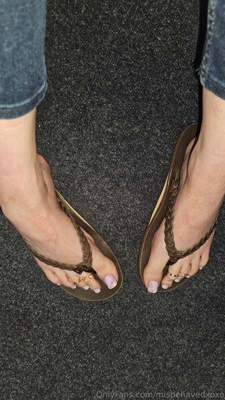 Pretty toes in rainbows & wrinkly soles
