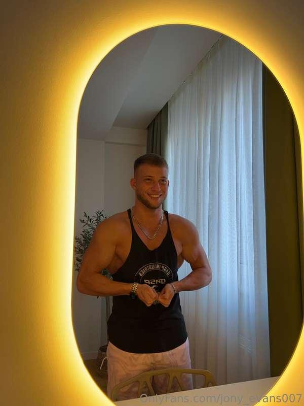 I love boasting my muscles but more love stripdancing for u,..