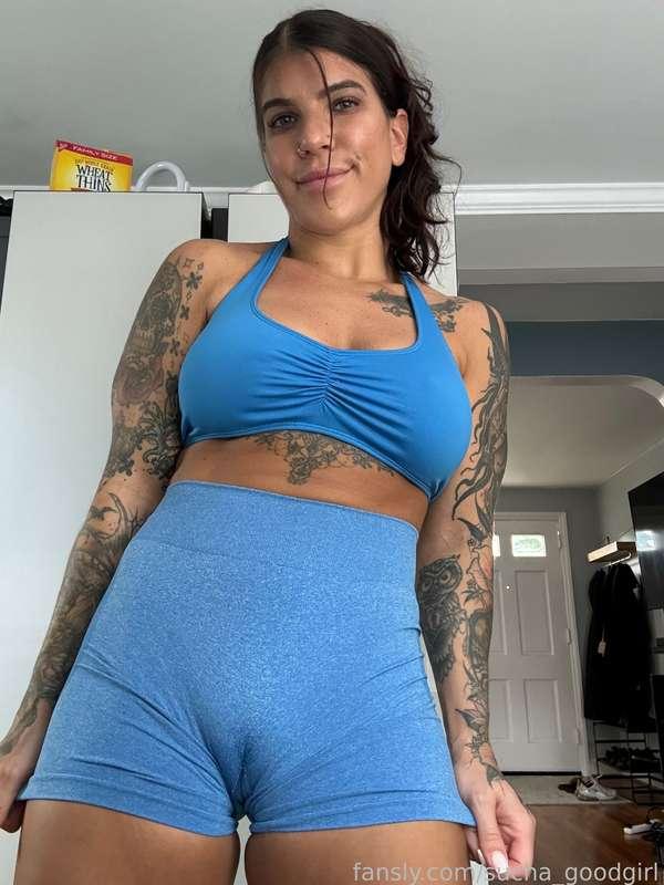 These shorts really show off my fat pussy😈 Camel toe be cameling!!! 👅👅

#fitgirl #greeneyes #brunette #ass #pawg #pussy #sweaty #tattoos #wetspot #cameltoe