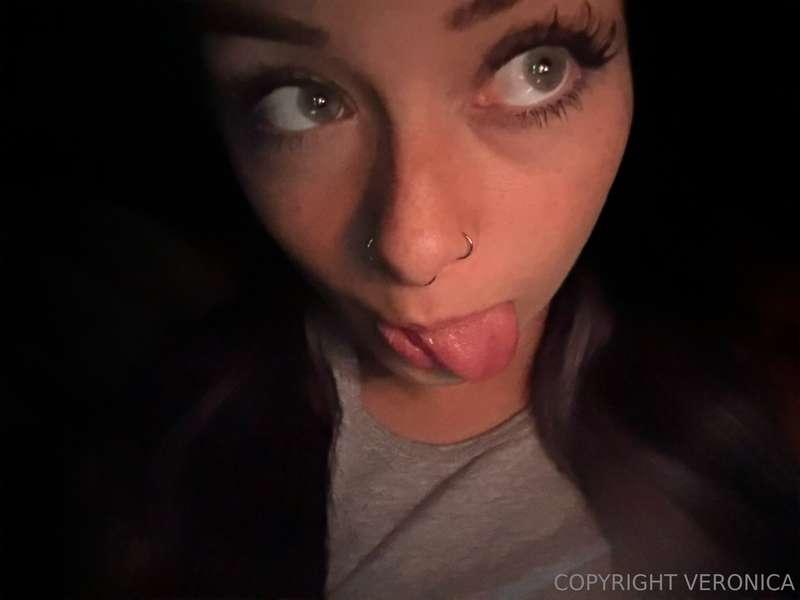 who else can’t sleep 👁️👅👁️