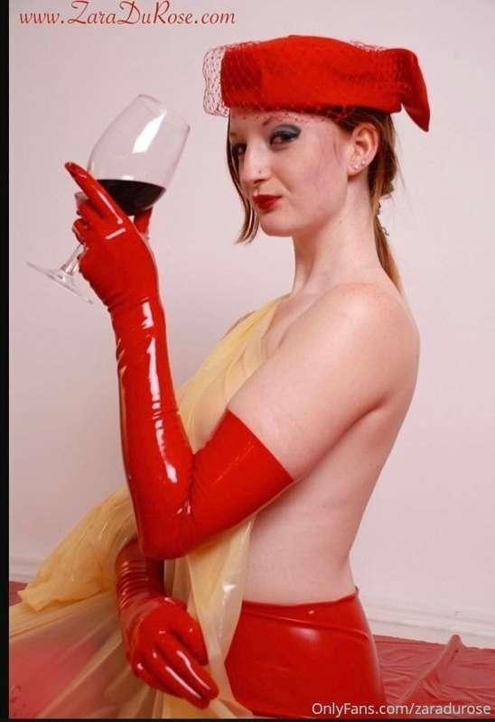 It’s a Latex & wine kinda evening… 🍷