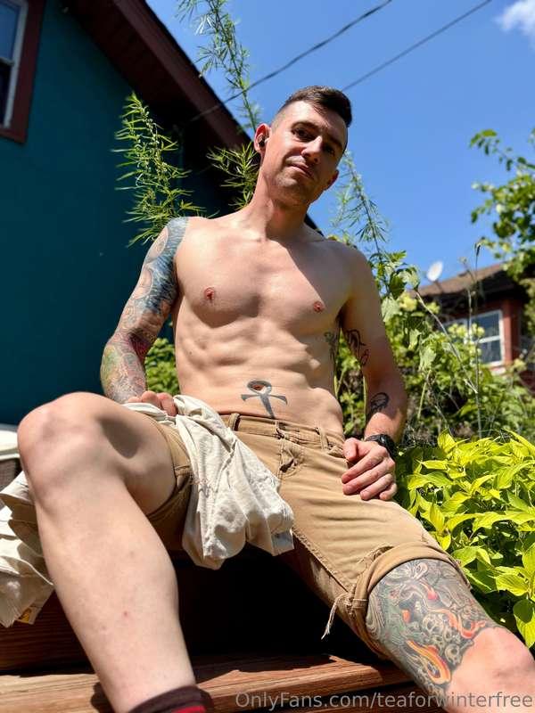It’s so hot outside today who wants to come rub lotion on me..