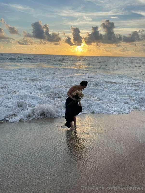 With roses in hand, I embrace the calming sea🌹🌊