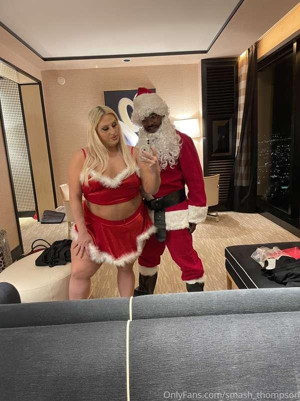 Who wants to see the Holiday set with @naomimoan sexy ass 🤤🤤..