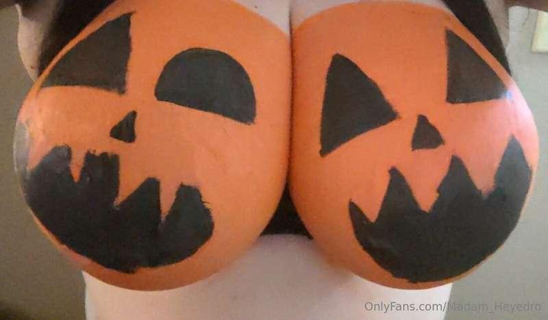 Halloween streamie!!! I will be LIVE on Tuesday the 29th at ..