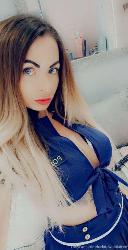 Me and @scarlettdrew are going live on my main page tomorrow..