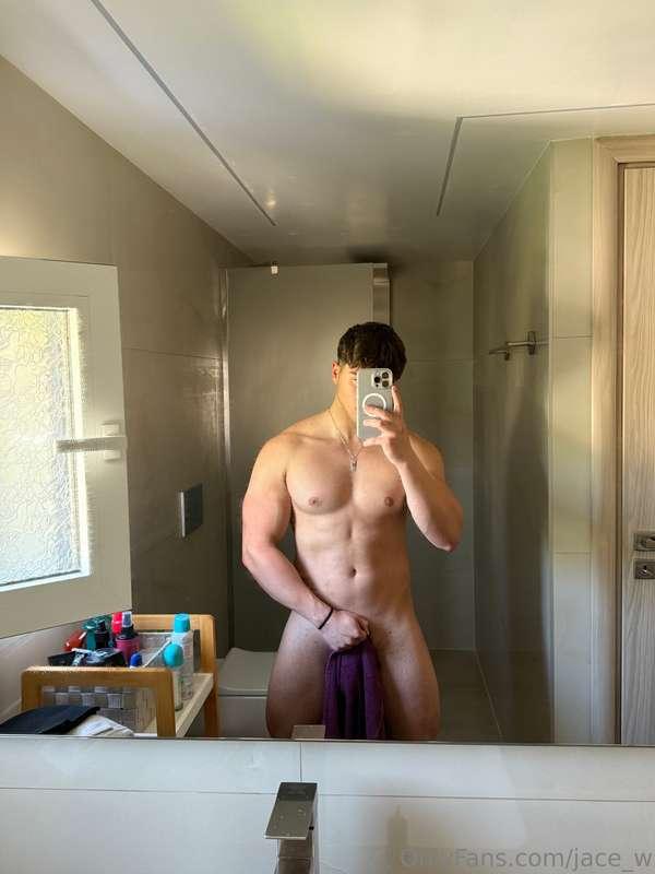 DM me “FUCK ME” if you want to have some naughty time with d..