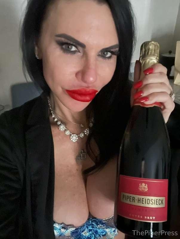 Wine and good vibes only… who’s ready to indulge? 😉💖