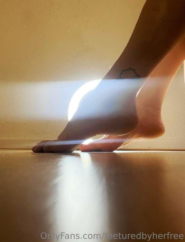 Pure feet and feet only for the diehard foot boys 👅🫦 Nothing..