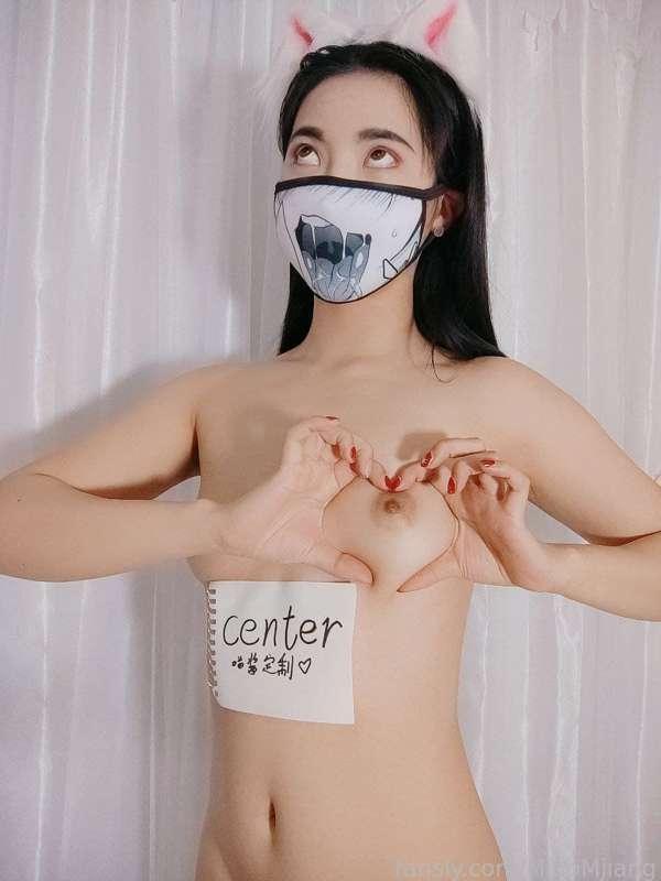 Topless Kitty
裸照小猫
