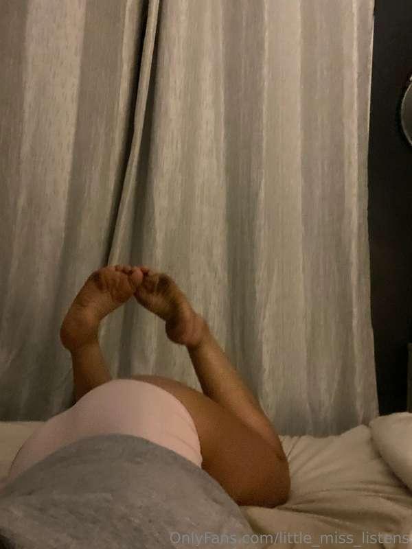 Can someone give me a booty & feet massage ? 💕