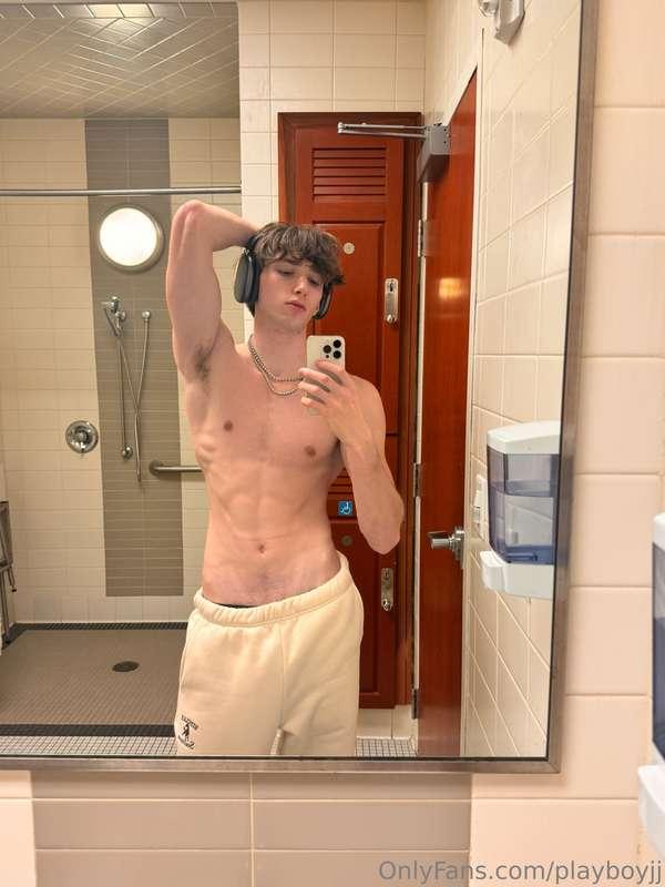 so i finally did it… i jerked off in the gym ;) message me i..