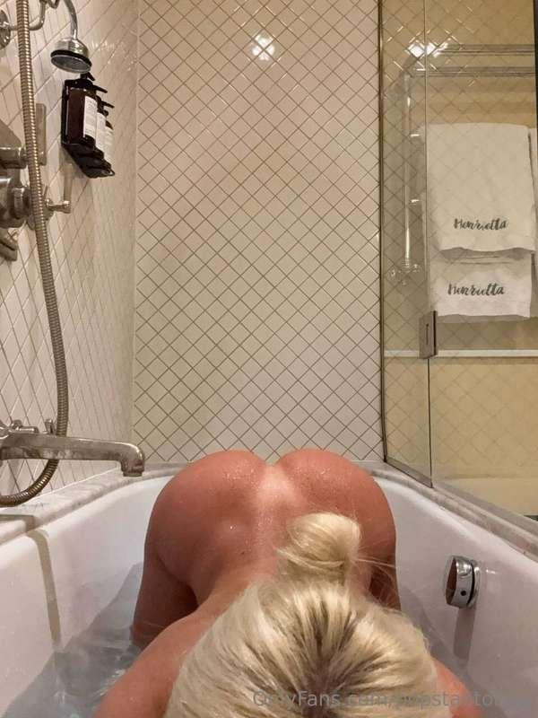 DM ME A ❤️ FOR A FREE ASS SURPRISE 😉