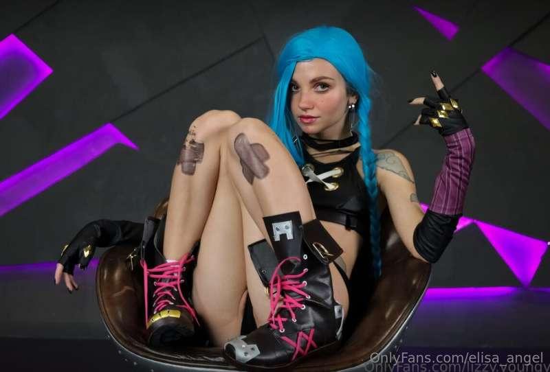 The queen of cosplay @lizzy_youngy wants to fuck hard and wa..
