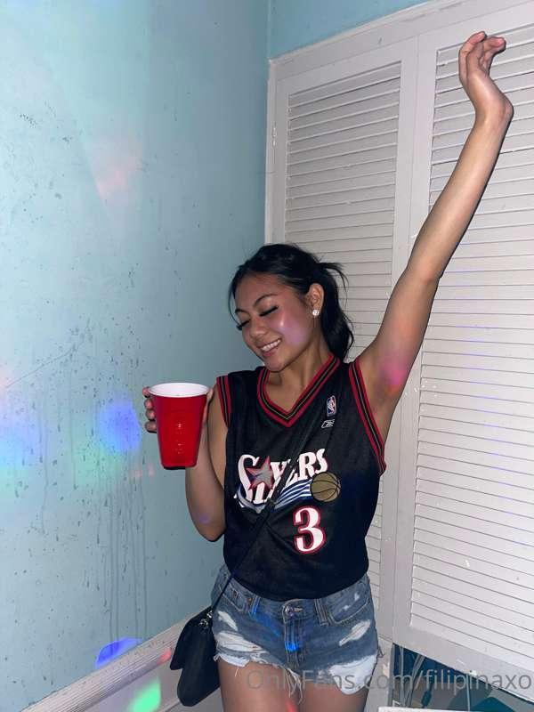 **A few pictures from this college party I went too 👀
 I can..