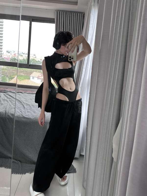 my fav futuristic outfit🖤

#fyp #tomboy #androgyny #androgynous #nonbinary #selfie #skinny #outfit