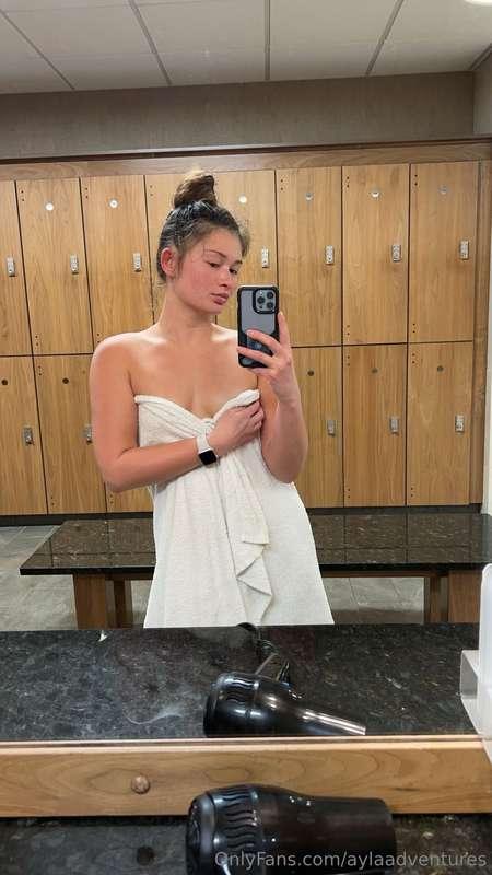 Fresh out the steam room 🧖🏼‍♀️ 
