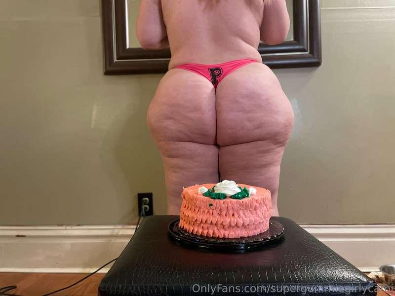 When cake on cake doesn't go as planned!! 🎩😂🎂🎂🎂! Would you l..