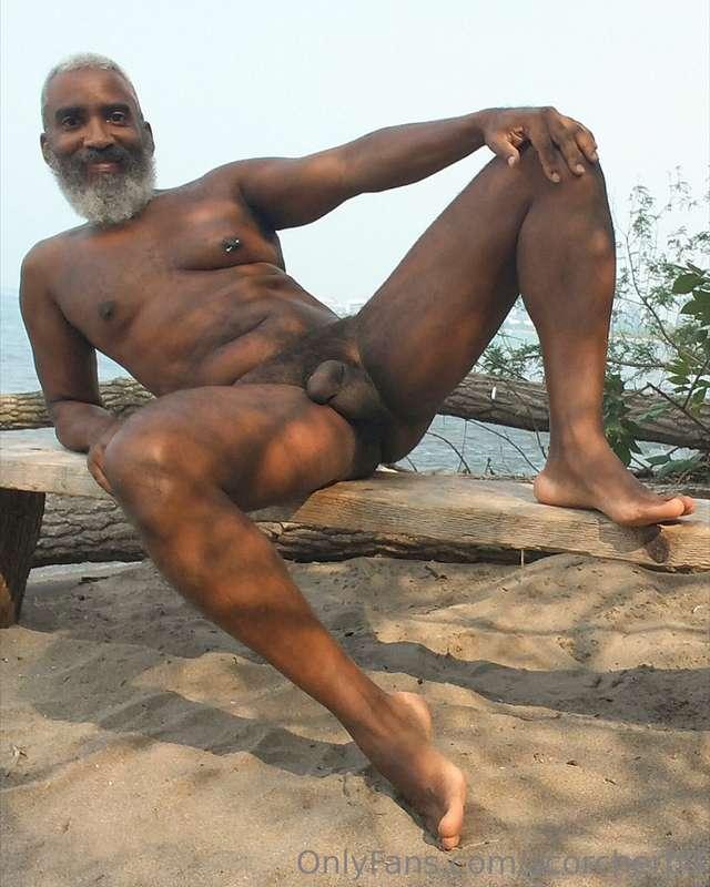 TBT  #beard #musculardaddy #gay #feet #gaycruising #beardgay..