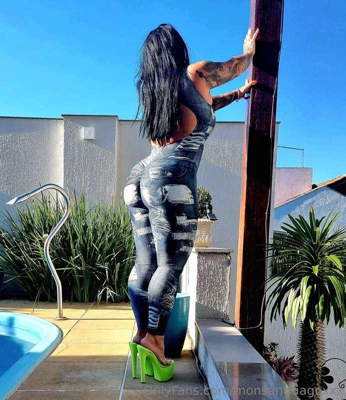 A very sexy jumpsuit and sensual high heels💚