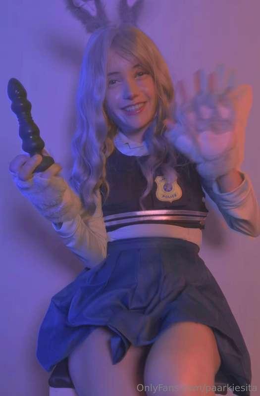 Nuevo video de la conejita traviesa masturbándose con un vib..