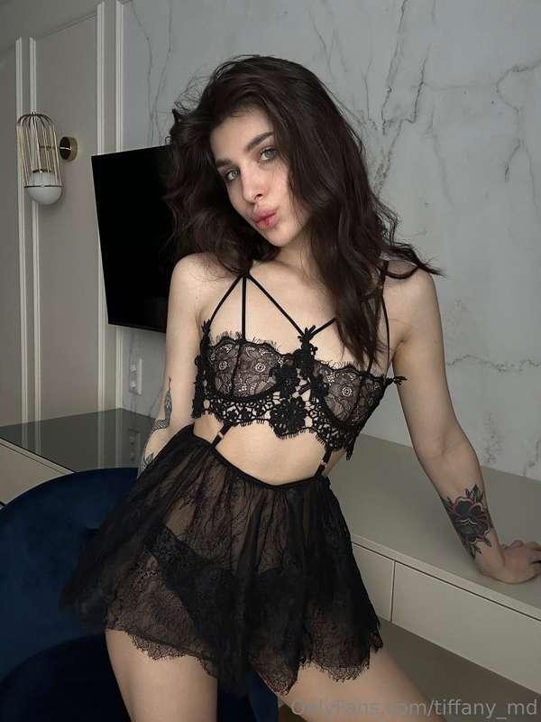 Black lace is a must have in every girl's wardrobe🖤