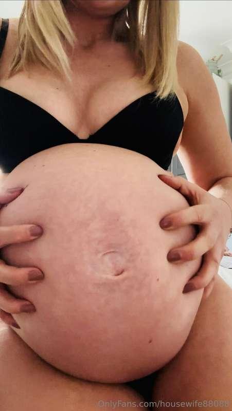 Who wants to grab, pat and rub my pregnant belly? 🤰 mommy ha..