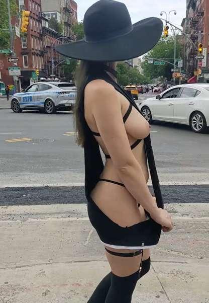 Sideboob tee in the streets of NY
