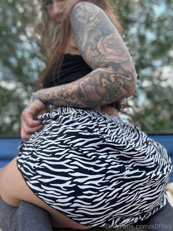 Swipe right for a little tease on our picnic 🧺❤️🍑😌