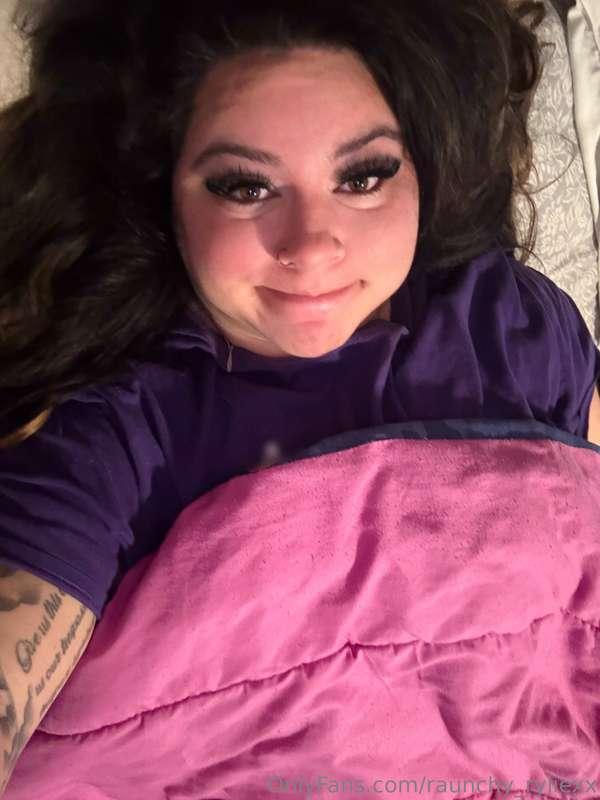 Happy Thursday! Relaxing in bed☀️