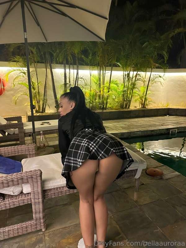 The perfect pose for a perfect view, what do you think? 😈