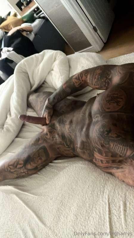 Come get in daddy’s bed I’m rock hard 😝😈