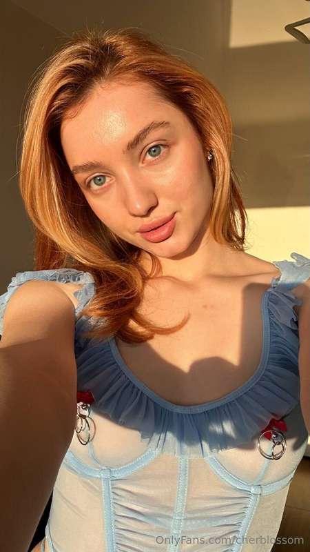 Are you captivated by the lips or the gaze in this photo? 💋👀