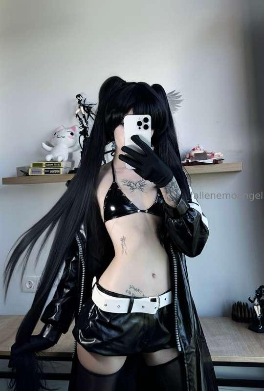 yay finally doing cosplay on black rock shooter:3I've been m..