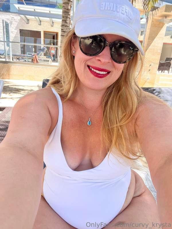Sun-kissed and wild at heart.😘🍒💋