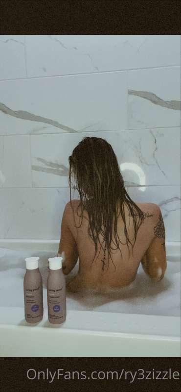 come wash my back babe? 🤭🧼