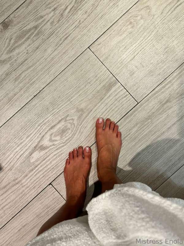 This morning at the sauna...
😉 Happy Thursday footslave