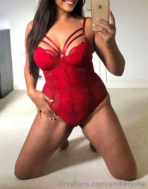 Cherry lips, curvy hips...🍒