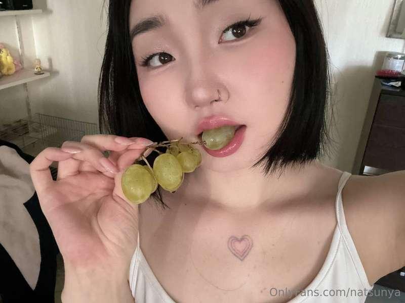 Yummy grapes, nyum nyum ᐡ ᐧ ﻌ ᐧ ᐡ