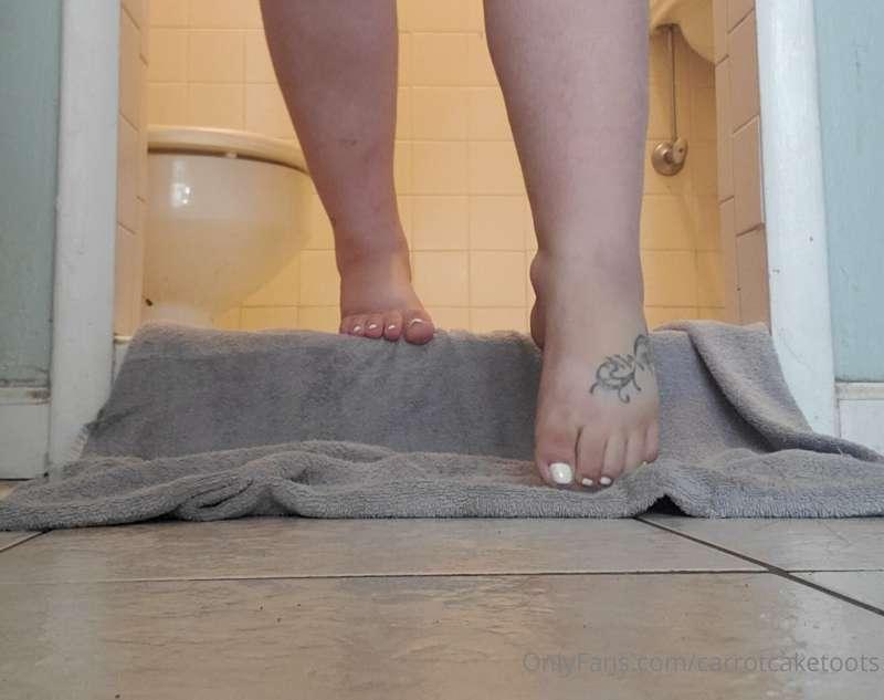 Fresh and clean want to suck my toes?